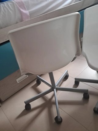 2 Sillas de Oficina Giratorias Blancas