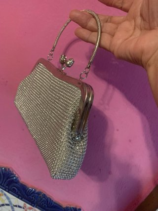 Bolso de fiesta plateado con asa