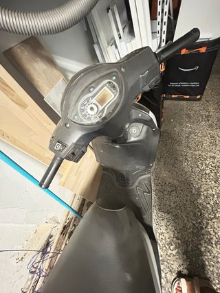 Moto Scooter Negra y Blanca