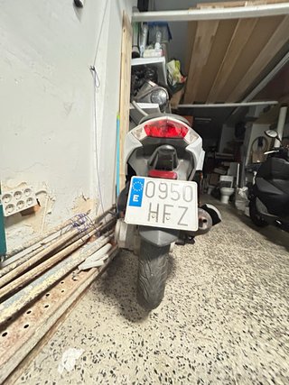 Moto Scooter Negra y Blanca