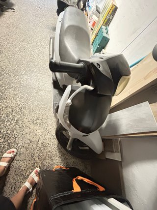 Moto Scooter Negra y Blanca