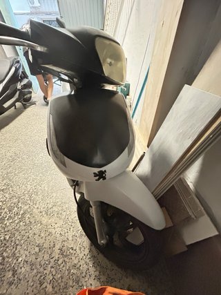 Moto Scooter Negra y Blanca