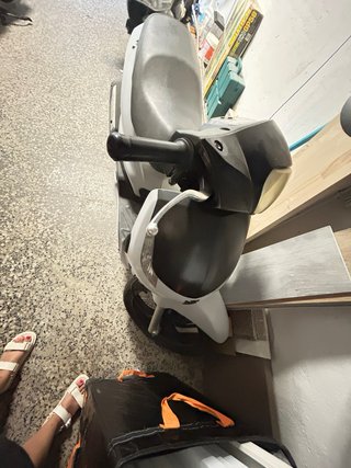 Moto Scooter Negra y Blanca