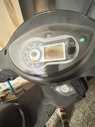 Moto Scooter Negra y Blanca