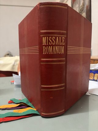 Misal romano antiguo de 1946, encuadernado en piel