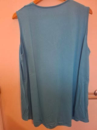 Blusa celeste con detalle de encaje