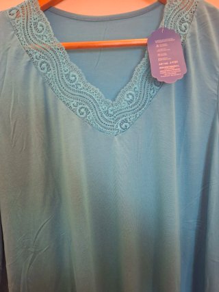 Blusa celeste con detalle de encaje