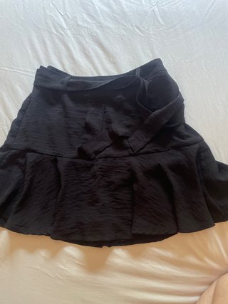 Falda pantalón negra con cinturón