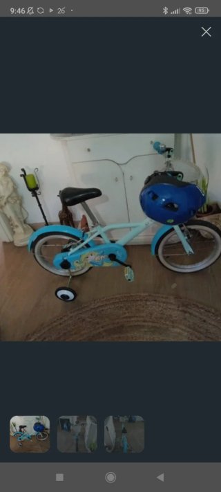 Bicicleta infantil azul con ruedines