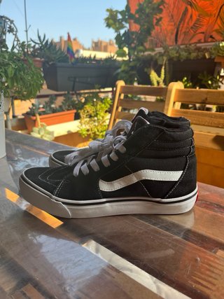 Zapatillas de caña alta negras y blancas.