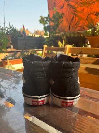 Zapatillas de caña alta negras y blancas.