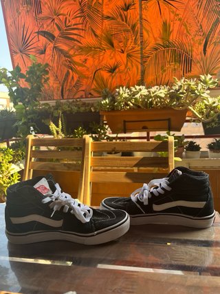 Zapatillas de caña alta negras y blancas.