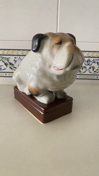 Perro Bulldog y Plato Decorativo