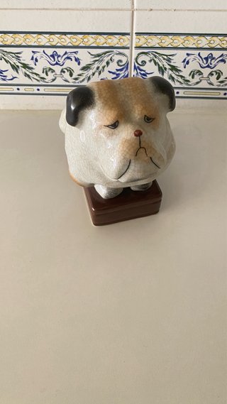 Perro Bulldog y Plato Decorativo