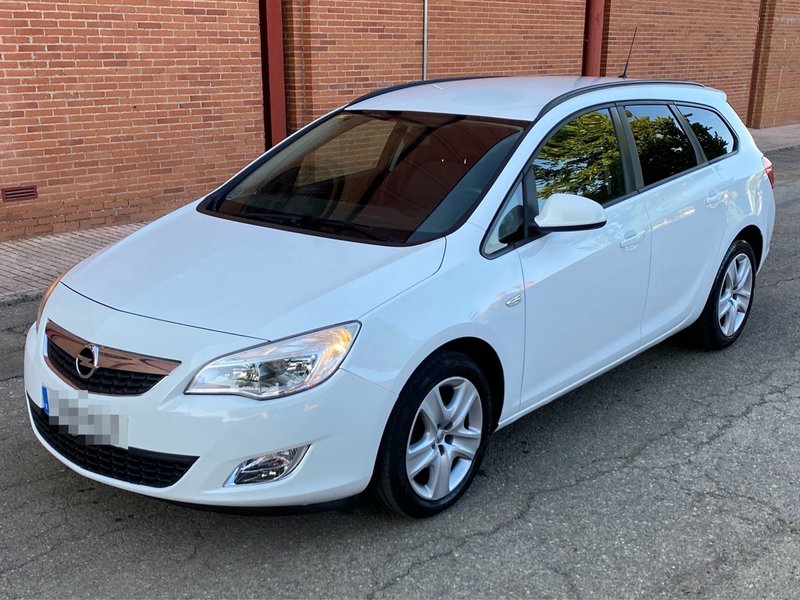 Opel Astra 1.6 Selective 2012