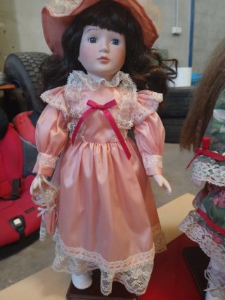Muñeca de porcelana con peana