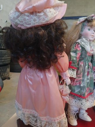 Muñeca de porcelana con peana
