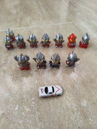 Lote 13 Figuras Ultraman y Kamen Rider