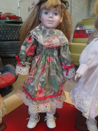 Muñeca de porcelana con peana