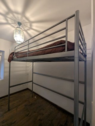Cama elevada Ikea color gris