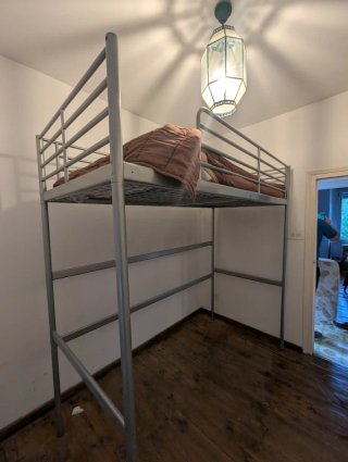 Cama elevada Ikea color gris