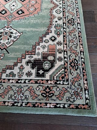 Alfombra verde y rosa