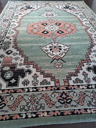 Alfombra verde y rosa