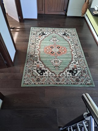 Alfombra verde y rosa