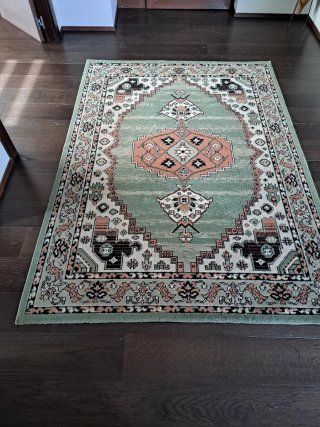 Alfombra verde y rosa