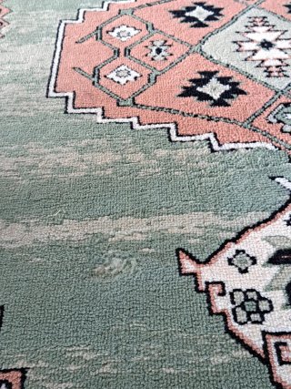 Alfombra verde y rosa