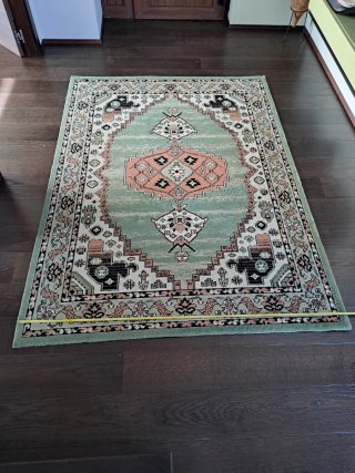 Alfombra verde y rosa