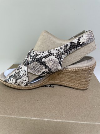 Sandalias Clarks Piel Serpiente Beige/Gris
