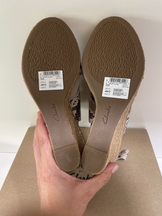 Sandalias Clarks Piel Serpiente Beige/Gris