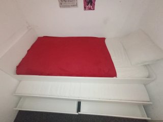 Cama individual blanca con cajones