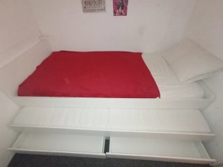 Cama individual blanca con cajones