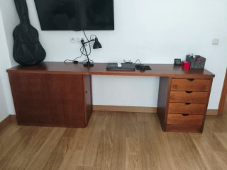 Escritorio madera con cajonera y zapatero