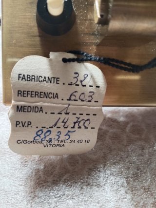 Lámpara de mesita dorada de metal