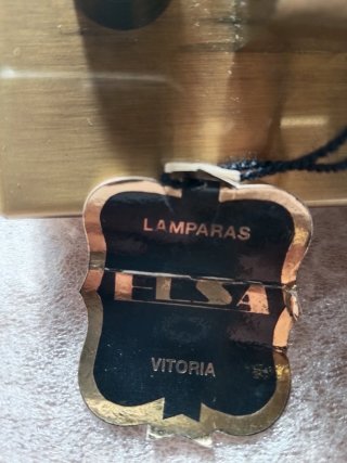Lámpara de mesita dorada de metal