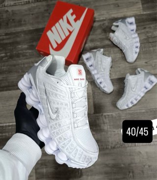 Zapatillas Nike Shox Blancas y Plateadas