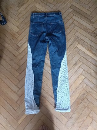 Pantalón vaquero pitillo con encaje