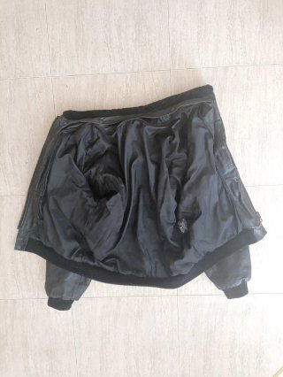 Bomber cuero auténtico cuello forrado XL. Medidas.