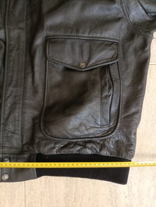 Bomber cuero auténtico cuello forrado XL. Medidas.