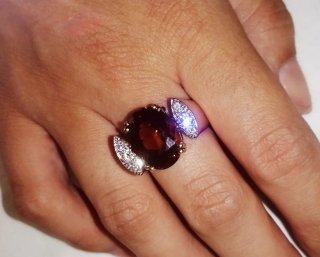 Anillo 18K Oro Piedra Roja y Diamantes