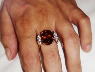 Anillo 18K Oro Piedra Roja y Diamantes