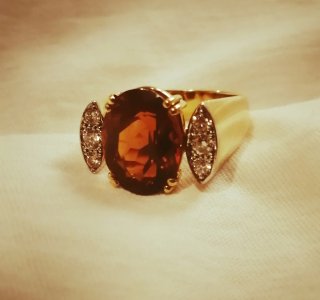 Anillo 18K Oro Piedra Roja y Diamantes
