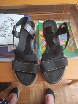 Sandalias negras de cuña