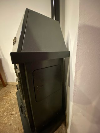 Estufa de llenya Sasac Negra i daurada.