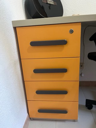 Escritorio beige y naranja