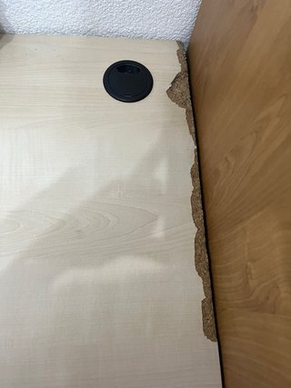 Escritorio beige y naranja