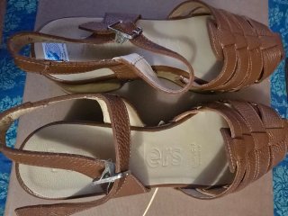 Sandalias de cuero con tiras y tacón